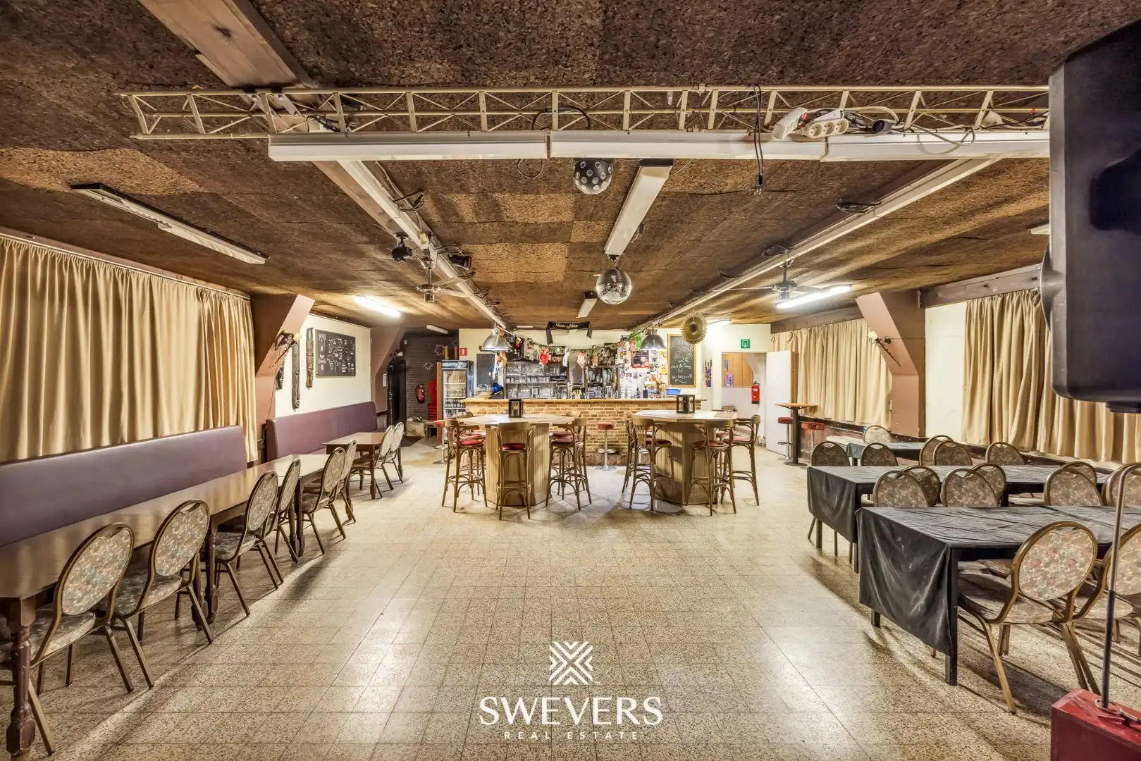 Op te frissen horecazaak met terras en feestzaal in van Mol foto 17