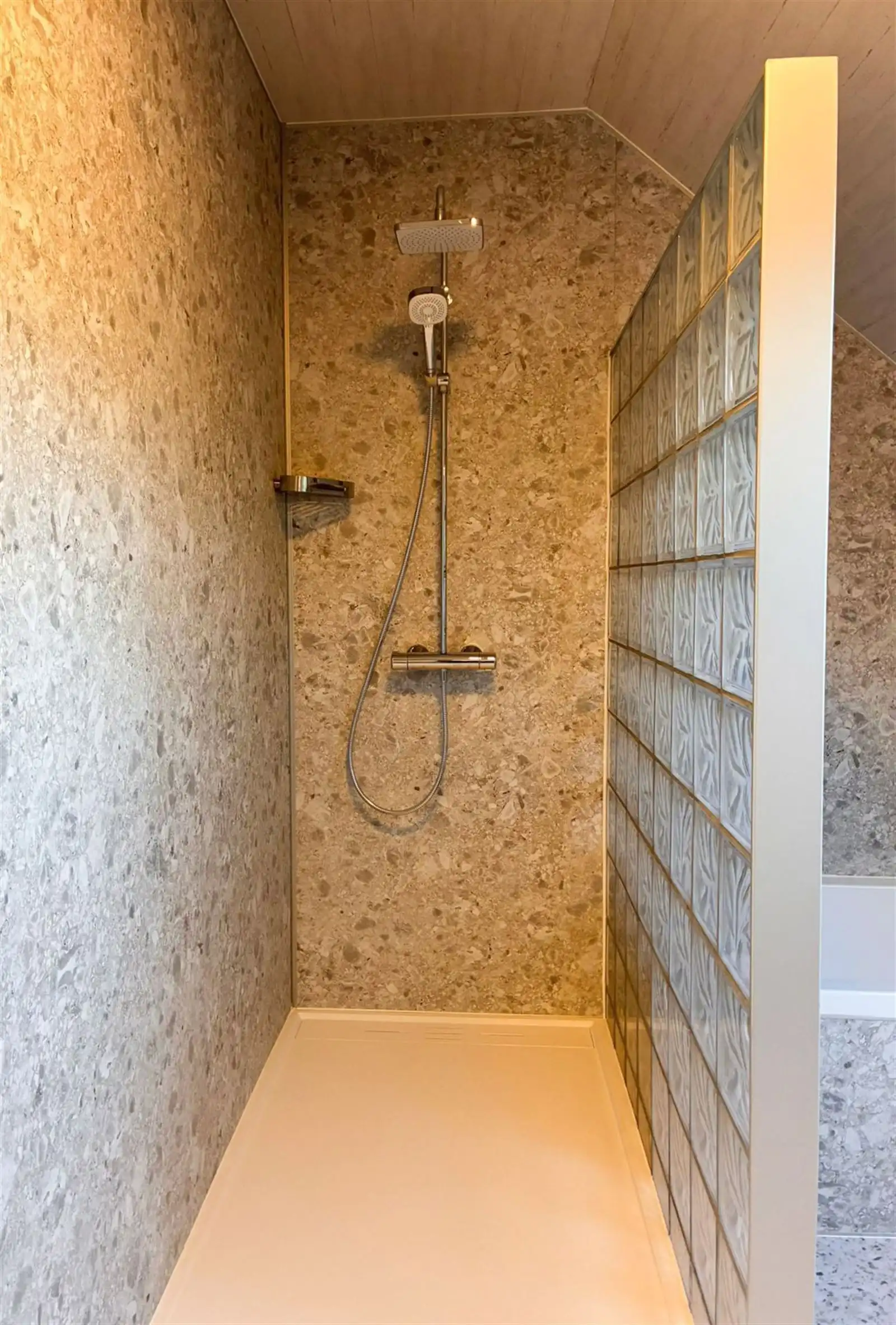 Lichtrijk huis met garage en koer foto 14