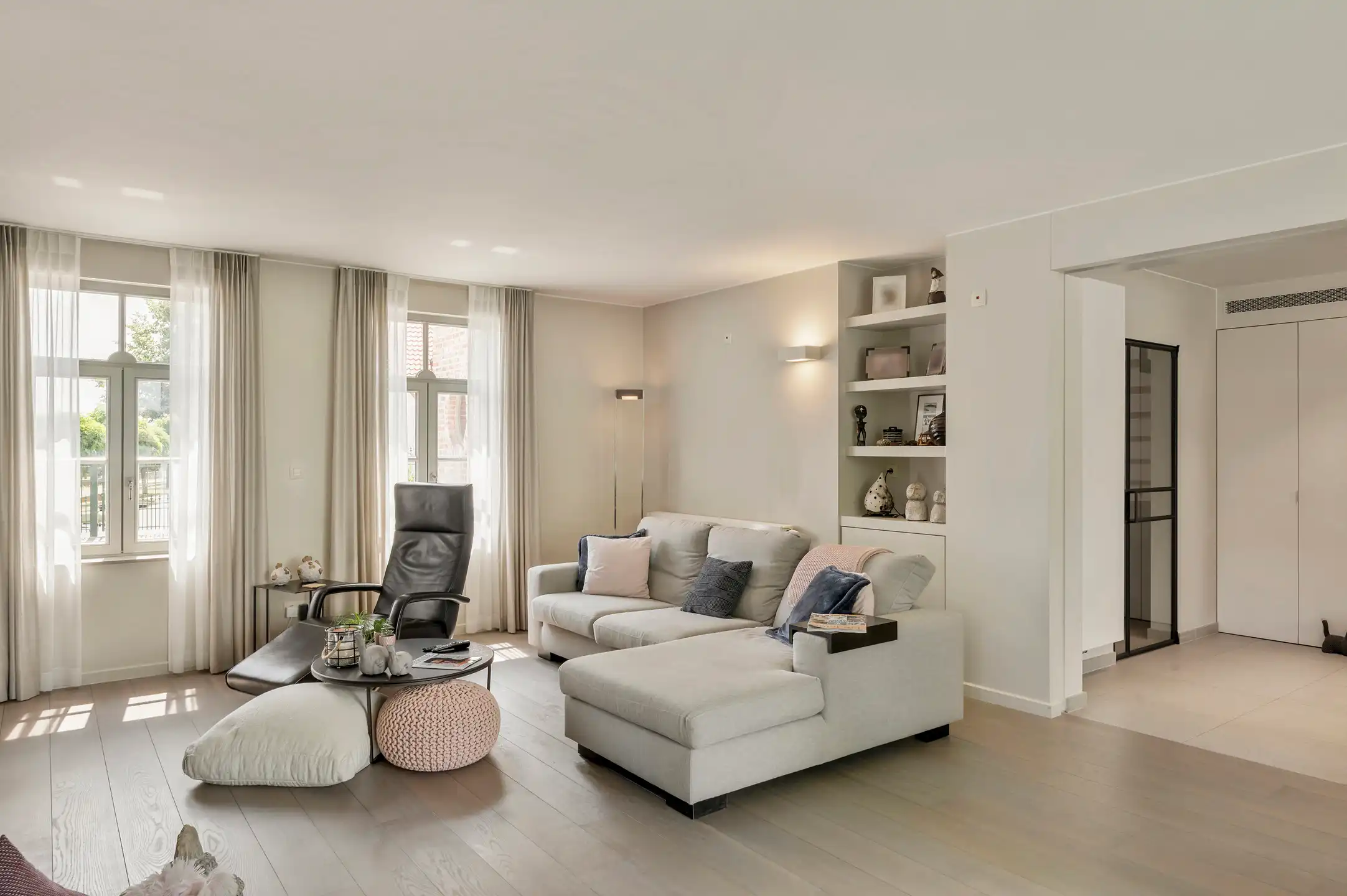 Volledig gerenoveerde woning met 5 slaapkamers, zwembad en prachtig aangelegde tuin op 1.643 m². foto 6