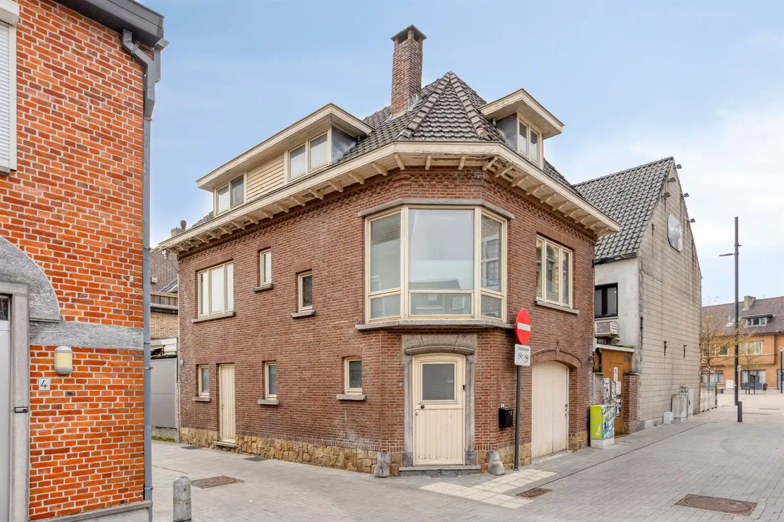 Hoofdfoto van de publicatie: Te renoveren hoekwoning met tal van mogelijkheden, gelegen op een absolute toplocatie in het hart van het historisch stadscentrum van Bree. 