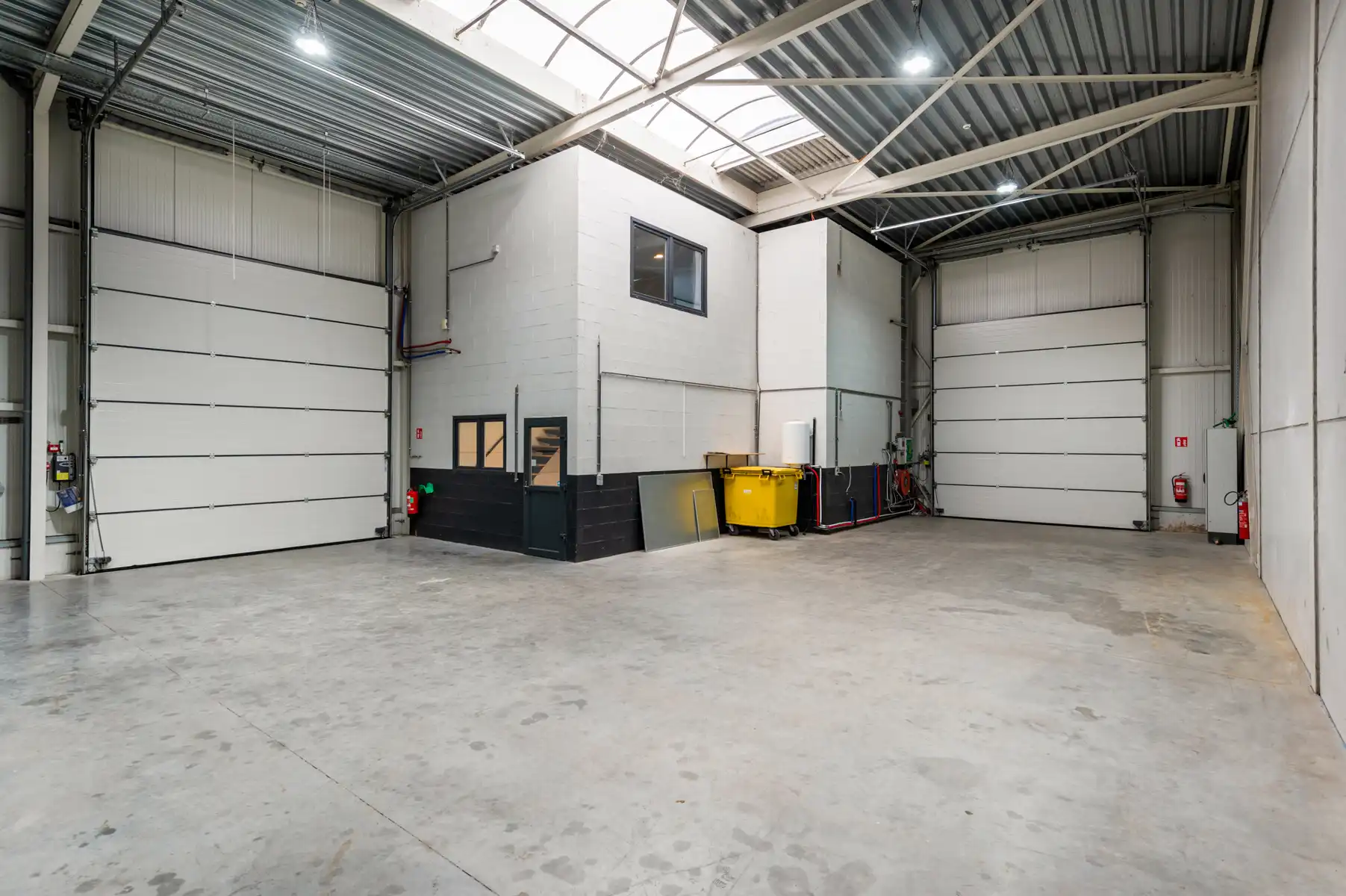 KMO Unit van 210m²+63m² verdieping+ 2pp foto 18