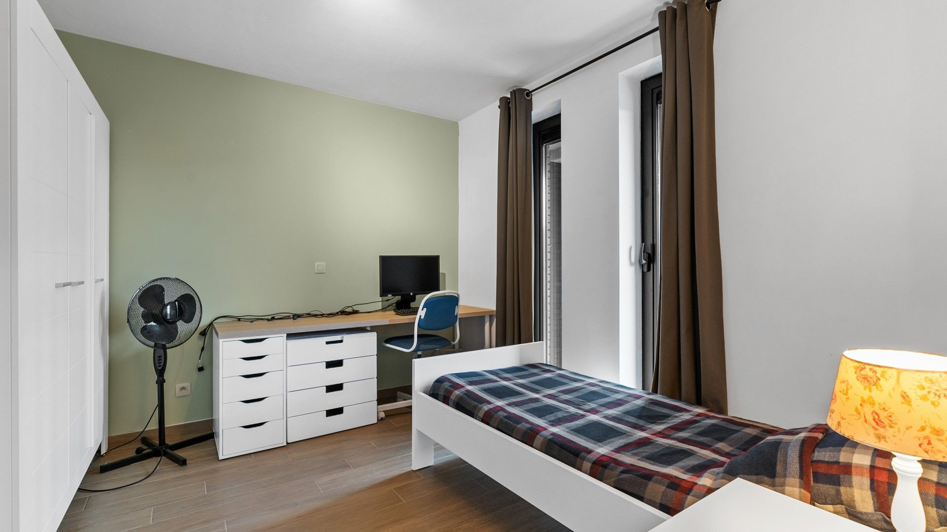 Gelijkvloers appartement met 2 slaapkamers, terras en tuin. Inclusief parking en kelderberging. foto 16