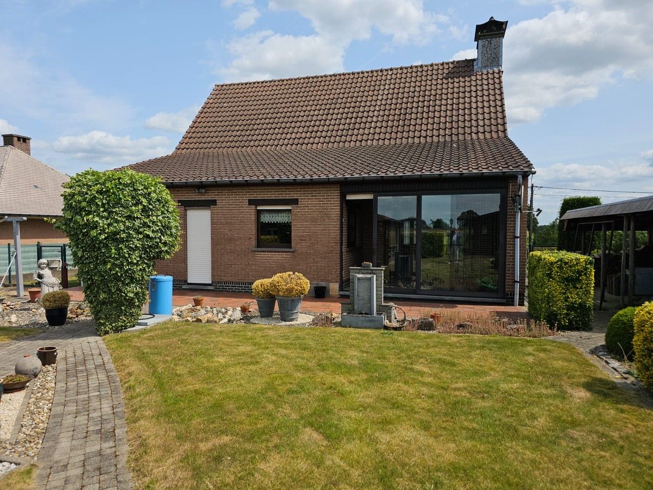 Volledig onderkelderde villa met zongerichte tuin foto 5