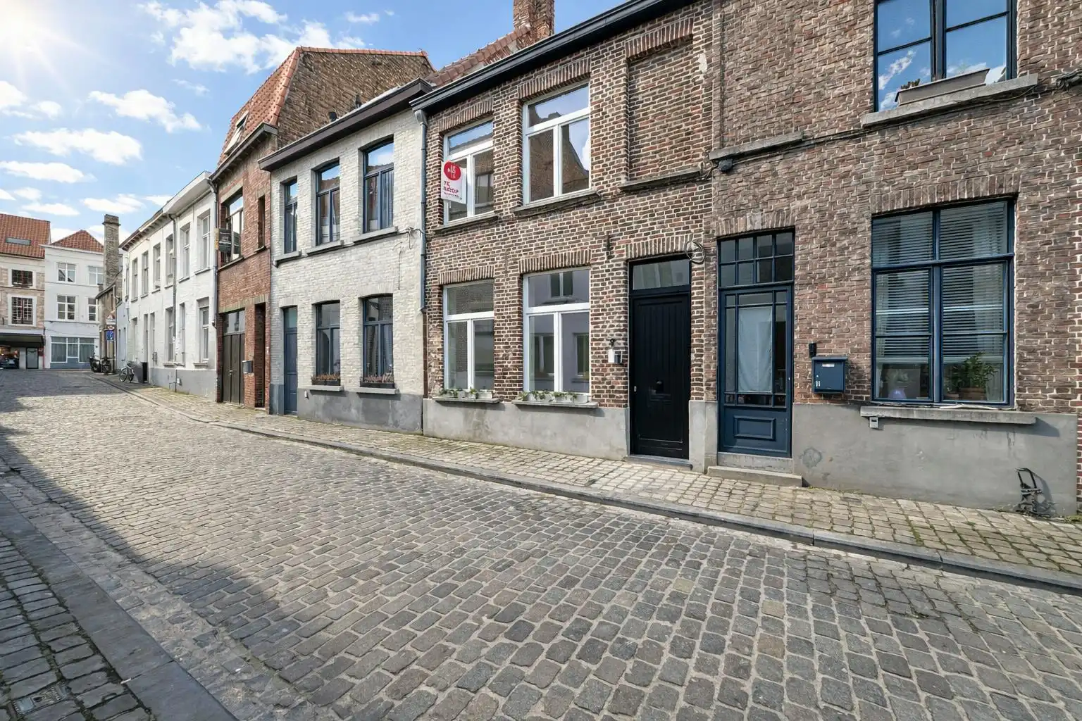 Gerenoveerde woning met drie slaapkamers te koop in Brugge  foto {{pictureIndex}}