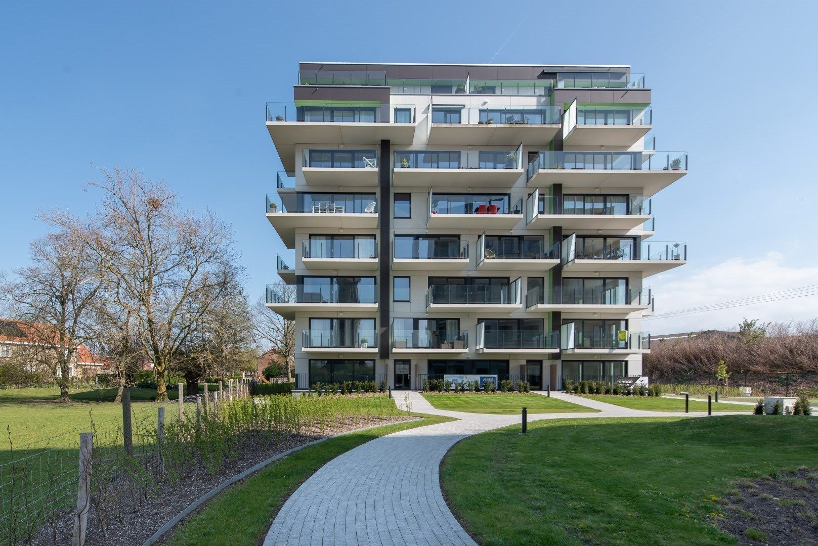 Nieuwbouw gelijkvloersappartement met 3 slaapkamers en 2 ruime terrassen. foto {{pictureIndex}}