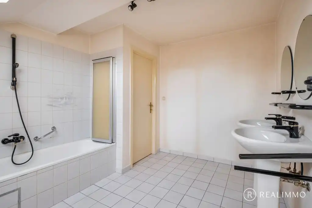 Ruime op te frissen, halfopen bebouwing te Zwevegem foto 12