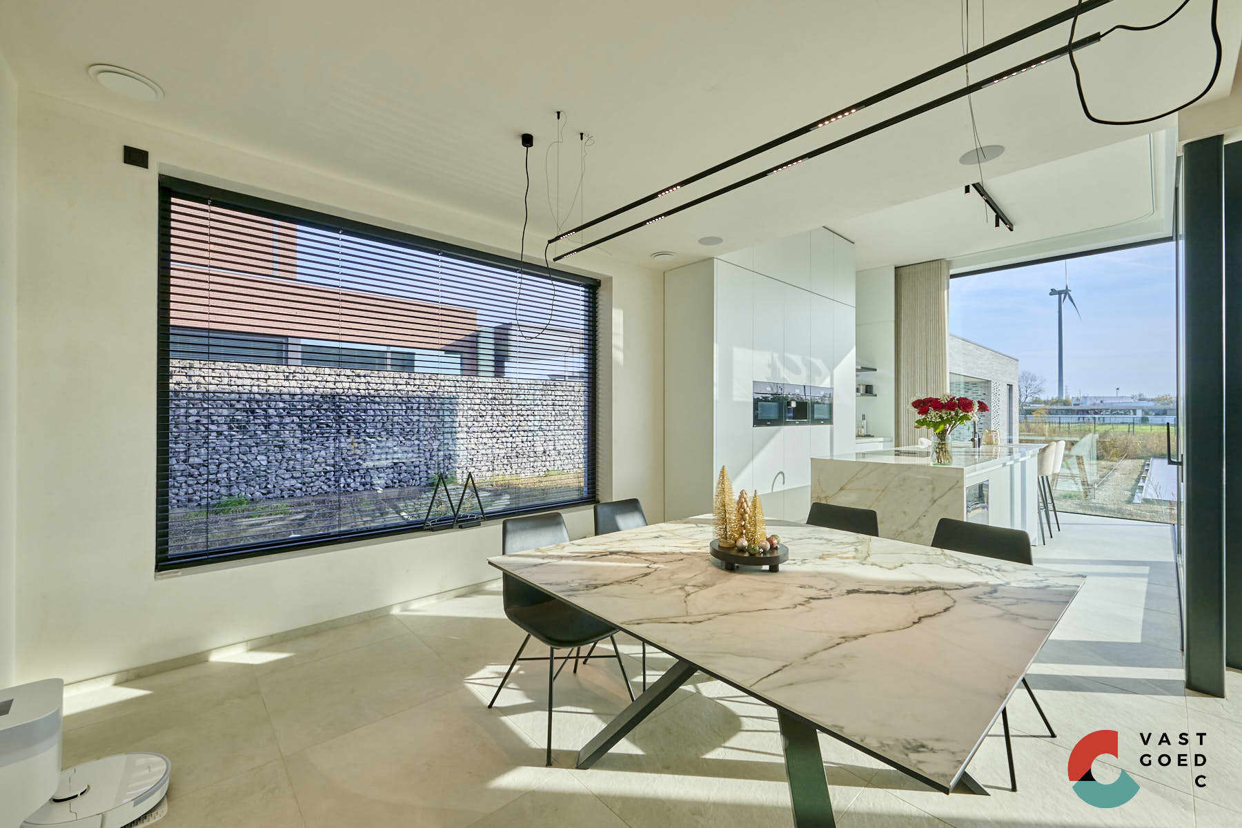 Moderne villa met zwembad op een knap perceel van 16 are. foto 8