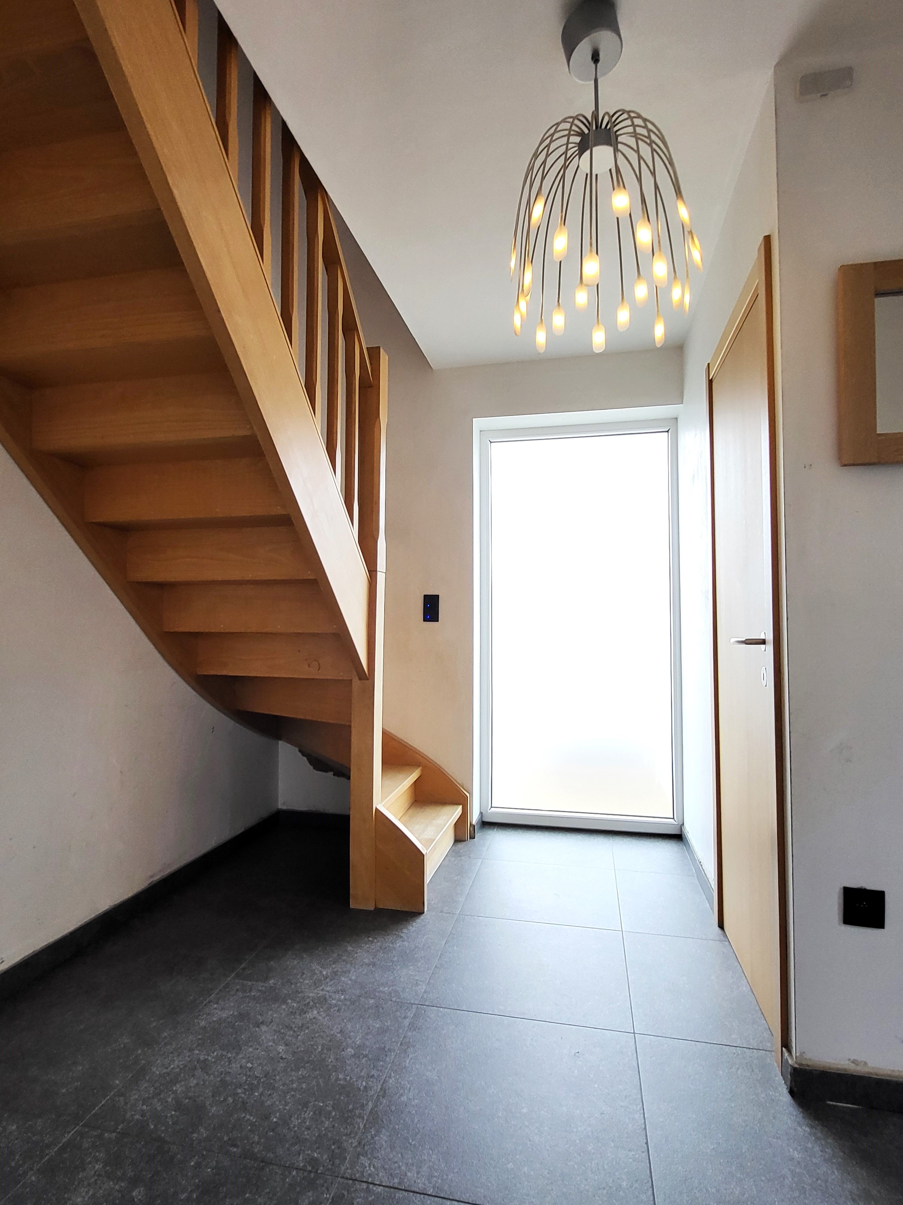 Deze instapklare halfopen woning uit 2014 ligt in een rustige en landelijke straat in Lierde.  foto 16