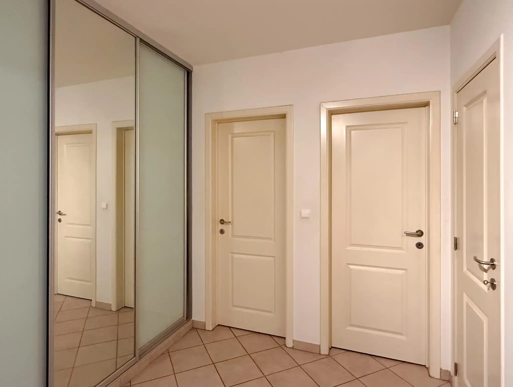 Appartement met twee slaapkamers en garage in het hartje van Beveren foto 2