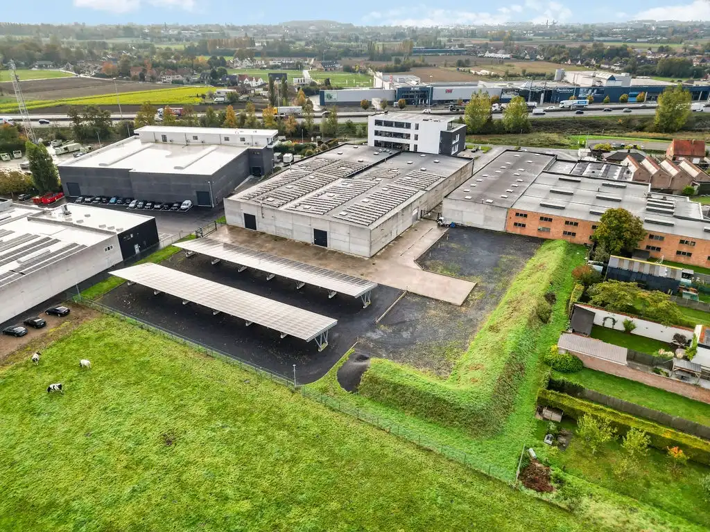 Semi-industrieel bedrijfsgebouw met buitenterrein en optionele all-in kantoren vlak aan de E17 te Deerlijk. foto 3