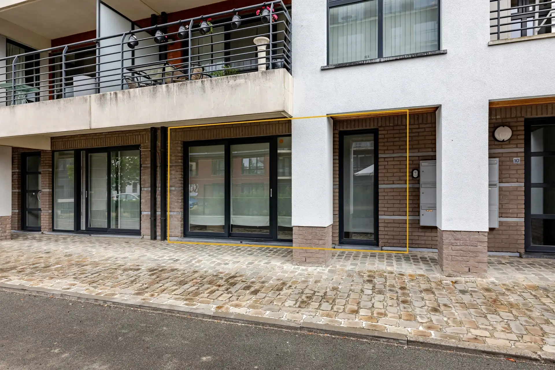Instapklaar gelijkvloers appartement met 2 slaapkamers, ruim terras en ondergrondse staanplaats in hartje Aalst foto 25