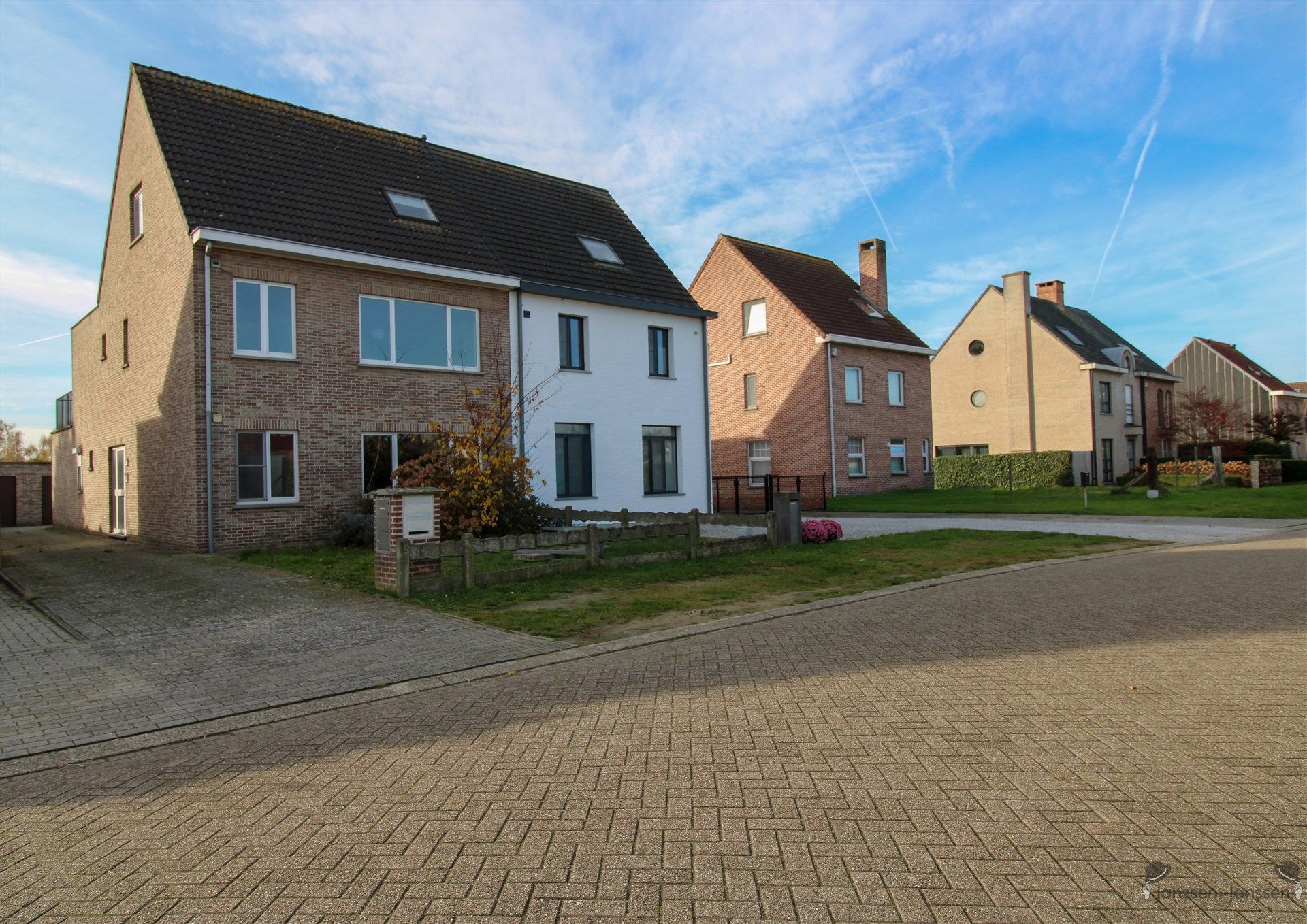 gebouw voor gemengd gebruik foto {{pictureIndex}}