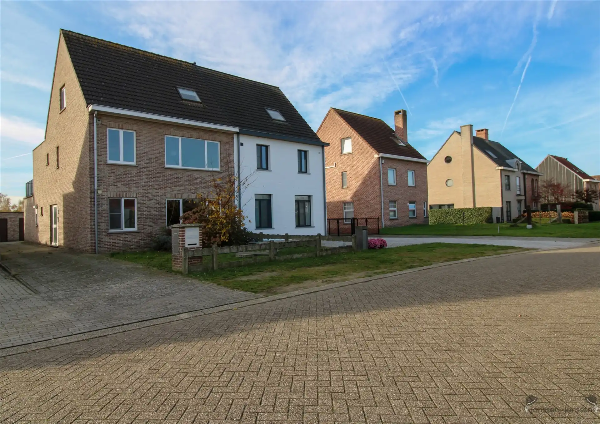 gebouw voor gemengd gebruik foto {{pictureIndex}}