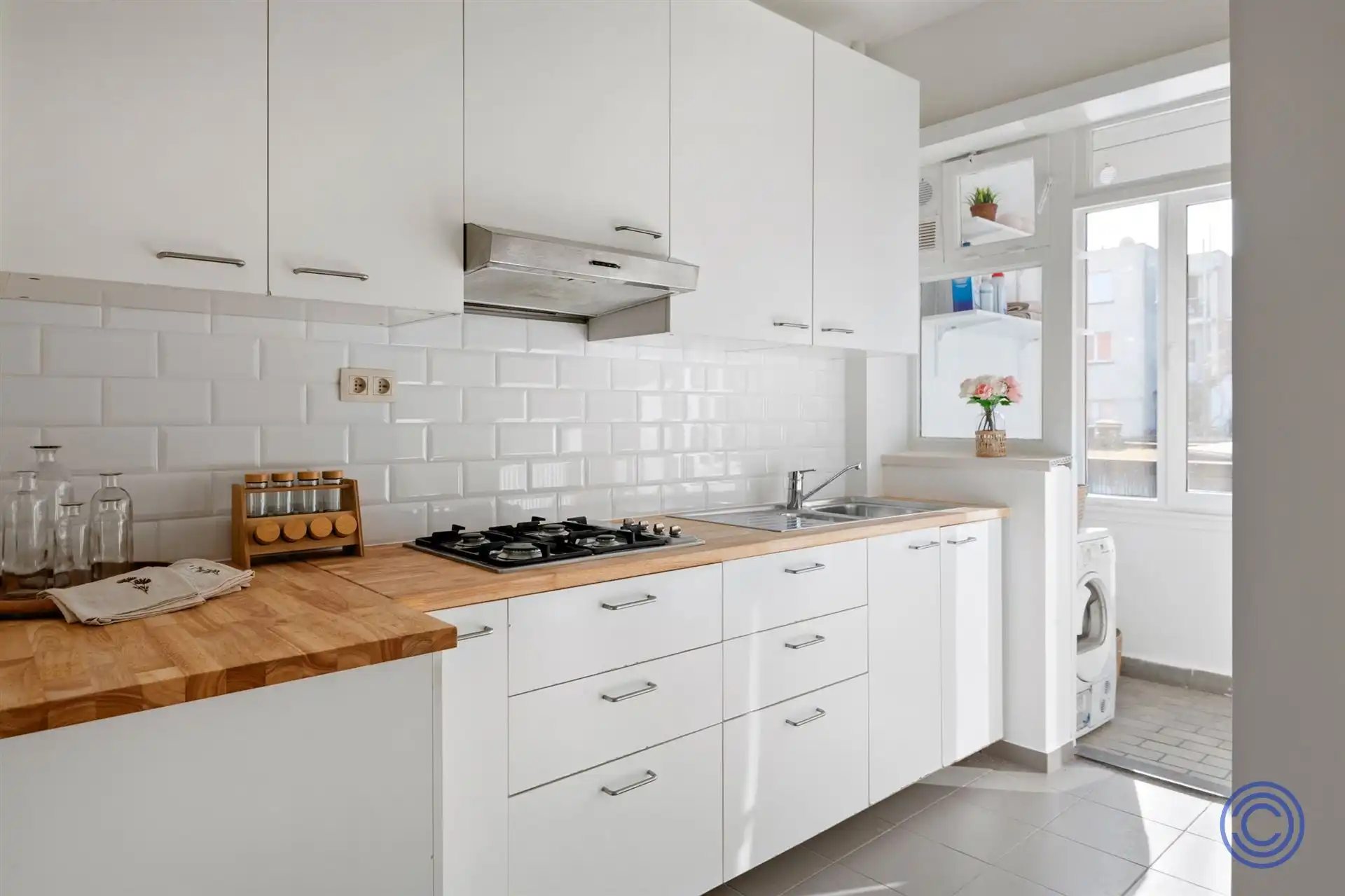 2026 gerenoveerd, instapklaar 3-slpk appartement! foto 2