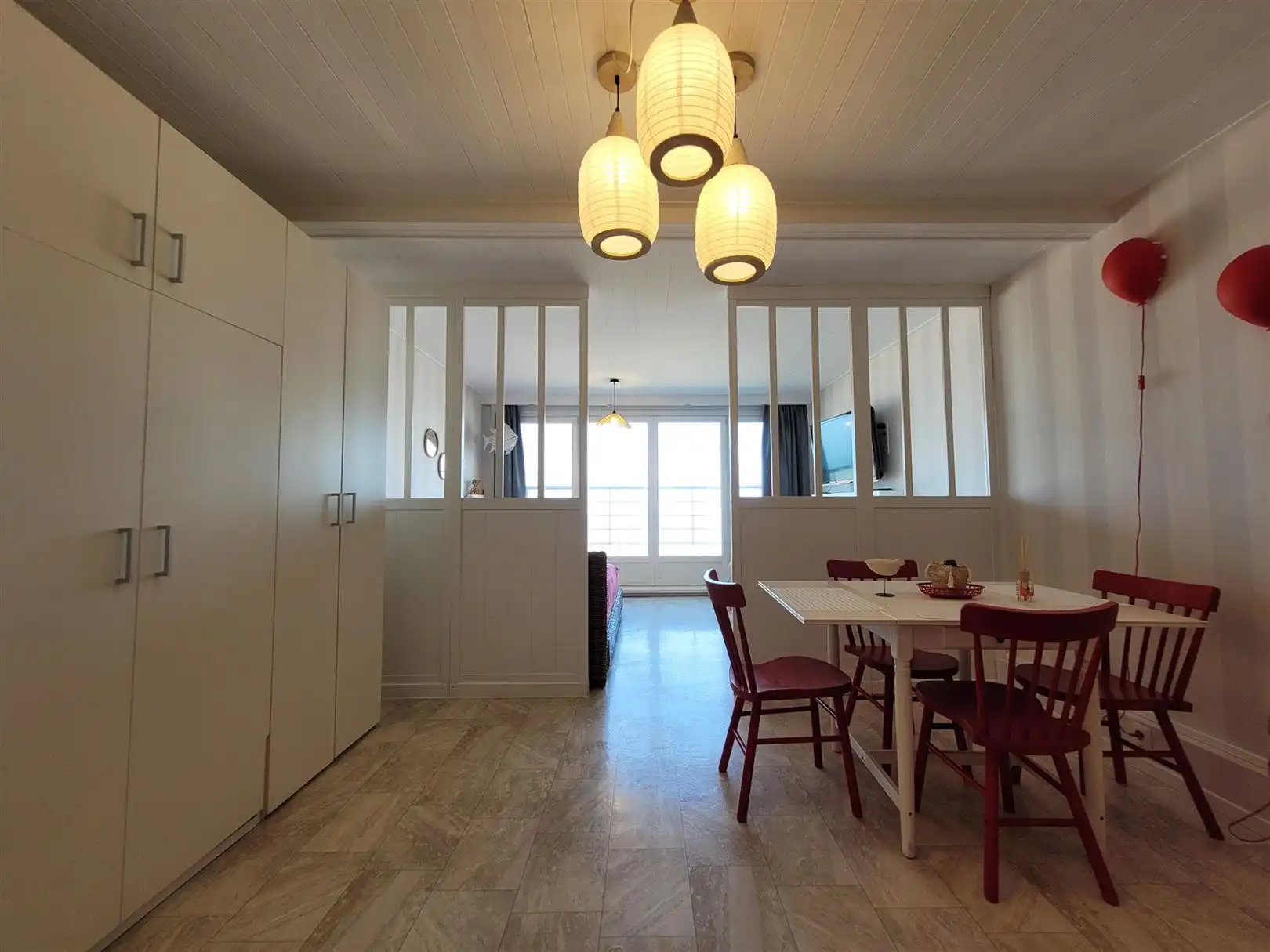 Gemeubelde studio met zeezicht foto 8