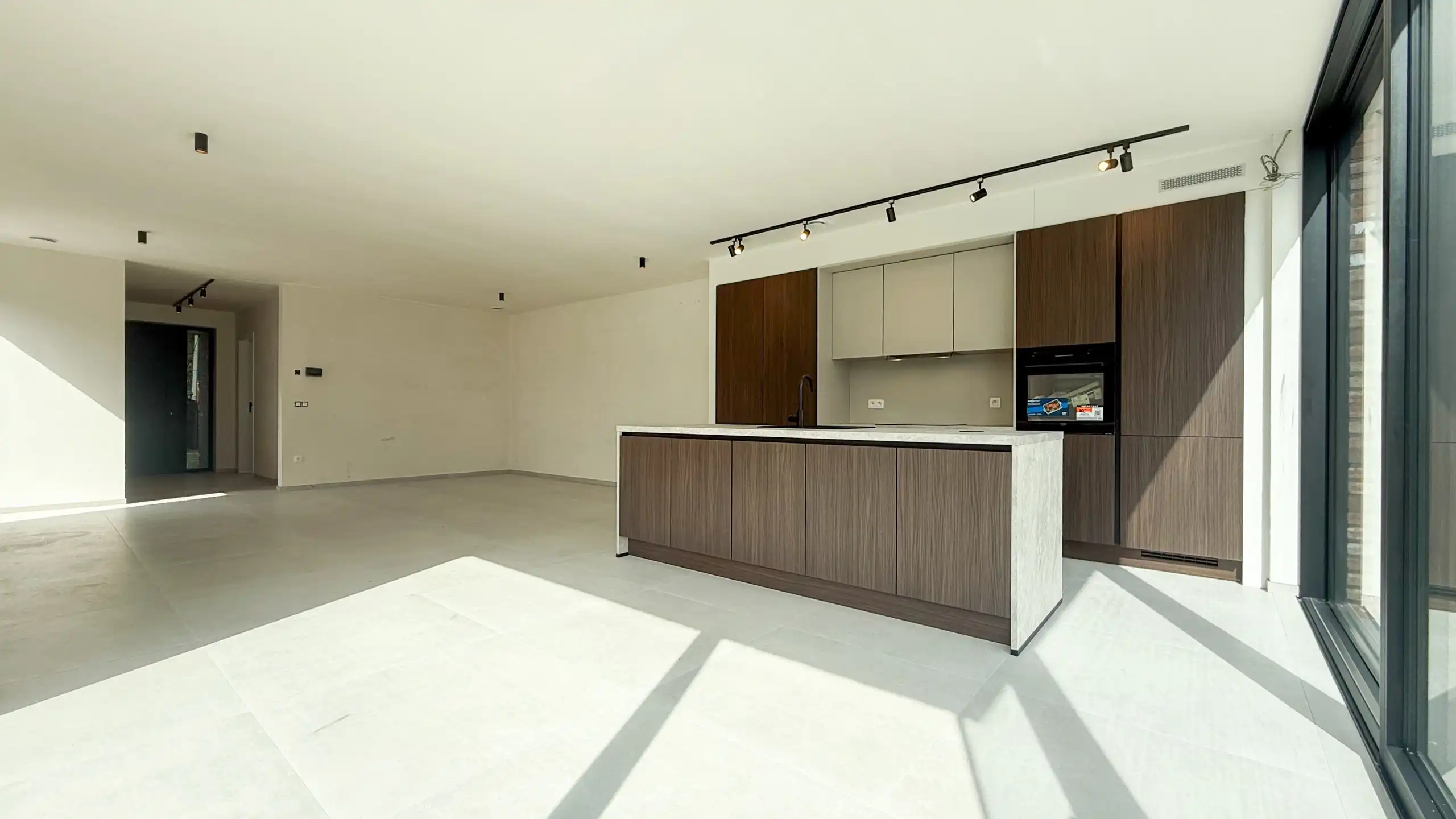 Kwalitatief afgewerkte nieuwbouwwoning op centrale ligging! foto 8