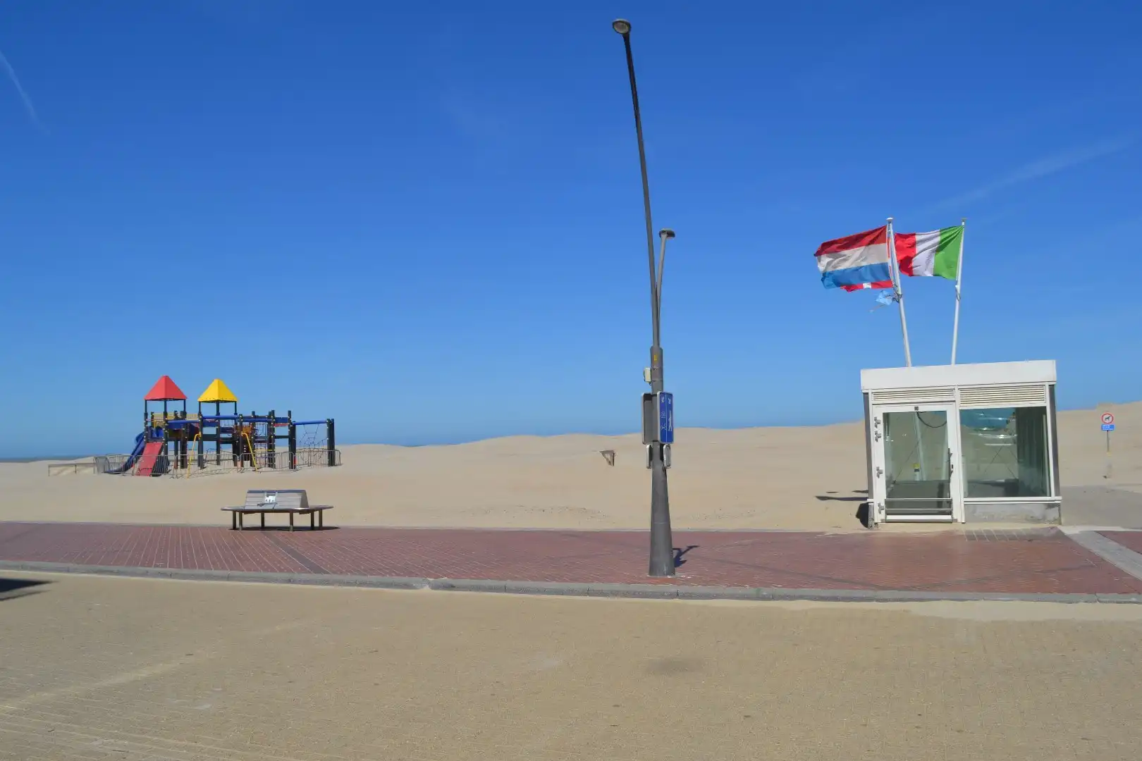 Gemeubeld appartement met  slaaphoek te Oostduinkerke ,  terras en  zijdelinks zeezicht.  foto 4
