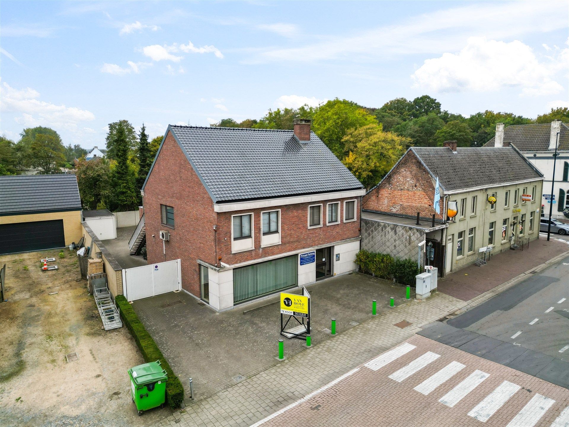 Handelspand met woonst, in centrum overmere met ruime parking en garage.  foto {{pictureIndex}}