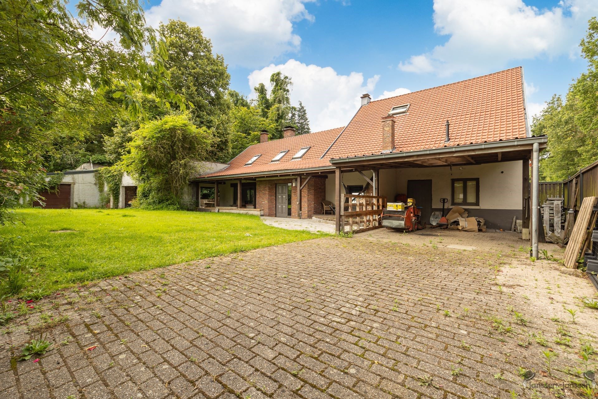 Uniek landhuis,4 slaapkamers, bijgebouwen op een perceel van 2200m² in het groen te Begijnendijk foto 2