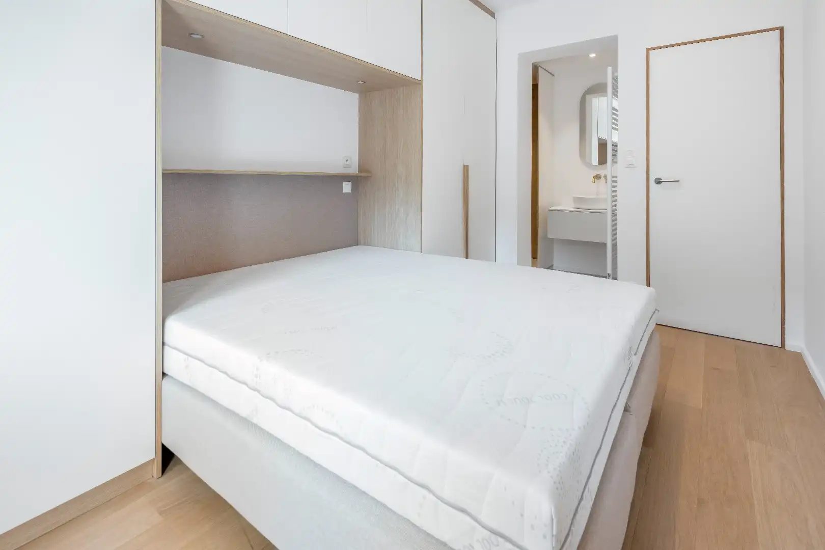 Ruim plateau-appartement met frontaal zeezicht (10 meter gevelbreedte) gelegen aan het Rubensplein. Inpandige parking. foto 11