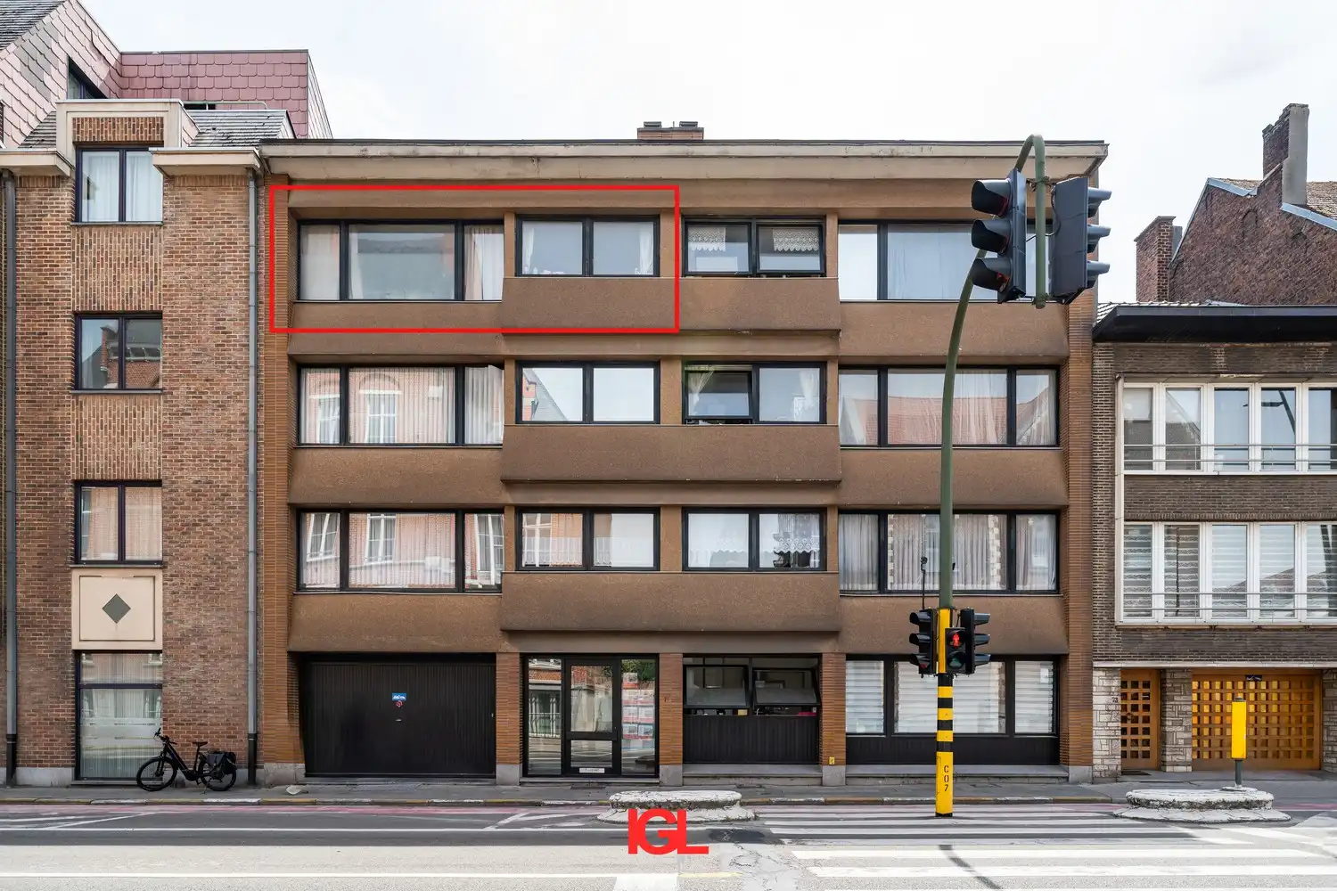 Ruim 3-kamer appartement met garage nabij het centrum van Halle foto {{pictureIndex}}