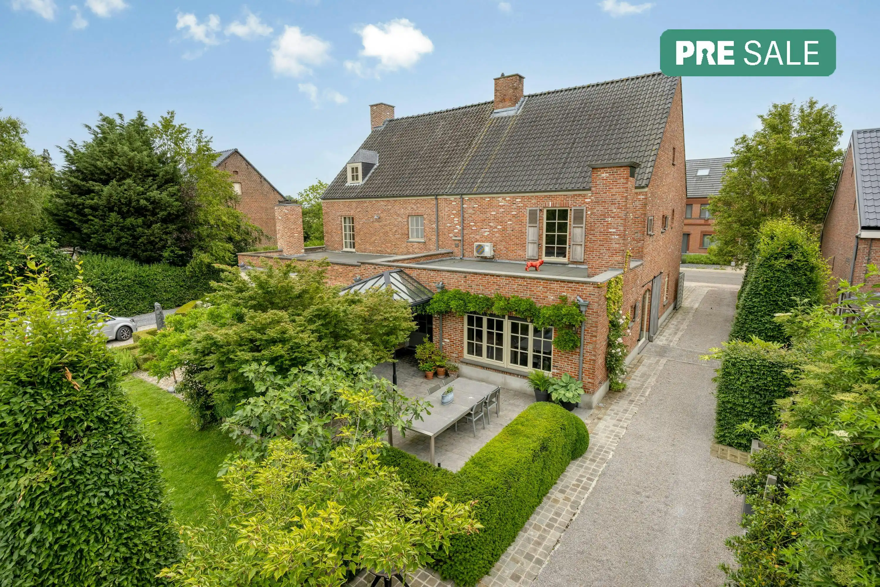 Karaktervol halfopen huis te koop in Zemst-Laar foto {{pictureIndex}}
