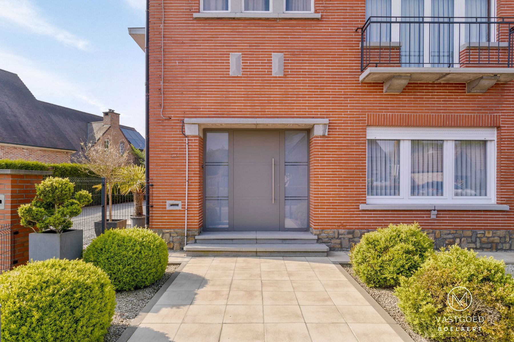 Gezinswoning met dubbele garage, 3 slaapkamers en grote tuin te Nieuwerkerken foto 1