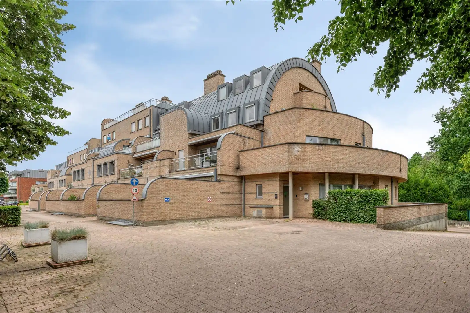 TE KOOP: Instapklaar duplexappartement met 3 slaapkamers en prachtig terras in hartje Zolder! foto {{pictureIndex}}