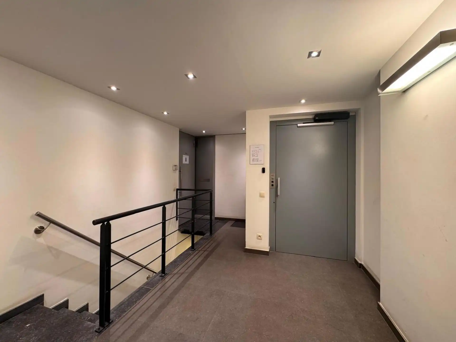 Kantoor met kelder te koop in het hart van de diamantwijk foto 9