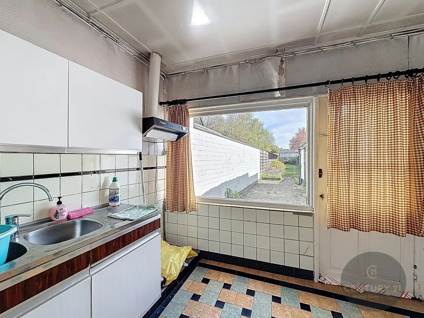 Op te frissen stadswoning met zonnige tuin! foto 9