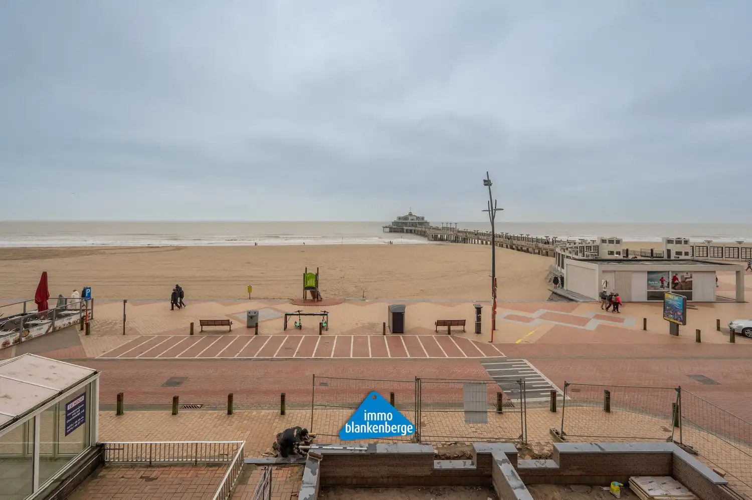Appartement te koop op topligging aan de Zeedijk met prachtig zicht op de Pier van Blankenberge foto 2