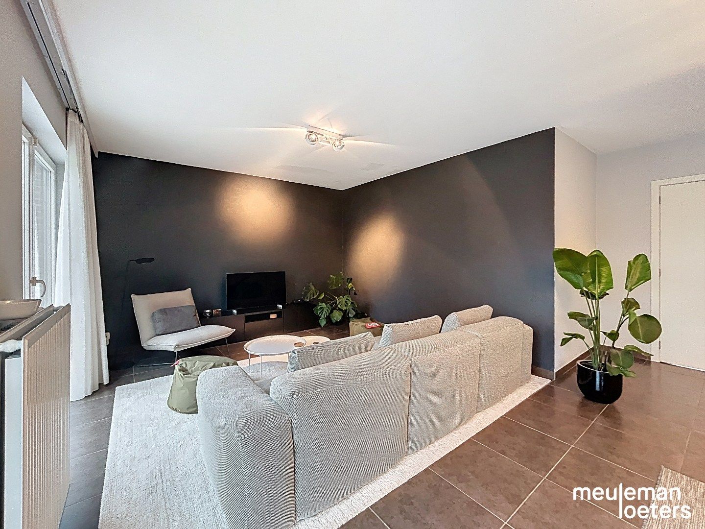 Lichtrijke woning met inpandige garage foto 4