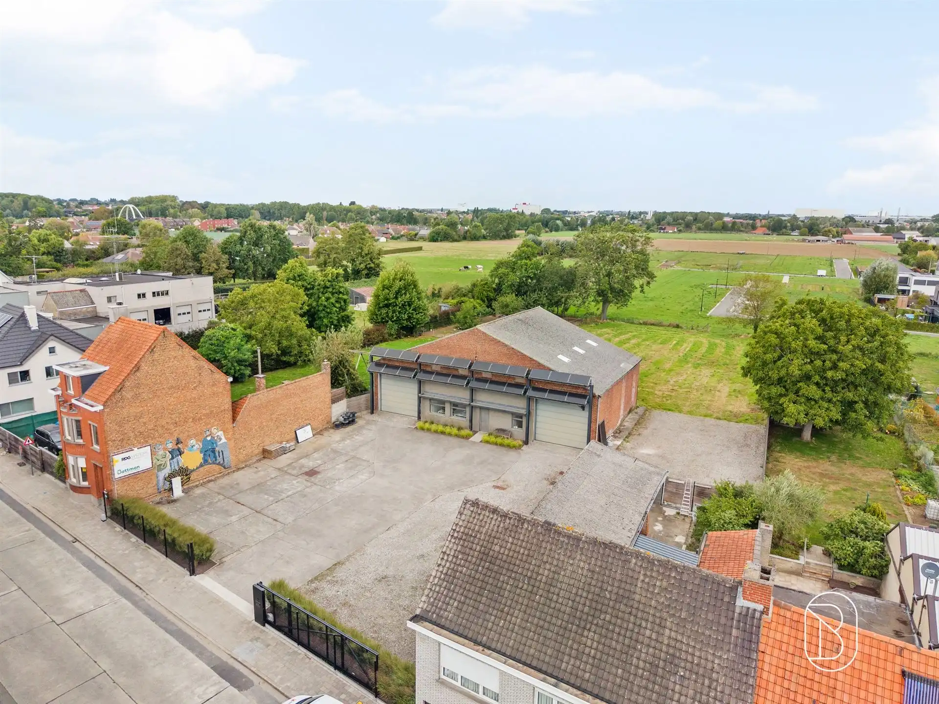 Grote, instapklare, goed onderhouden loods met parking foto 2