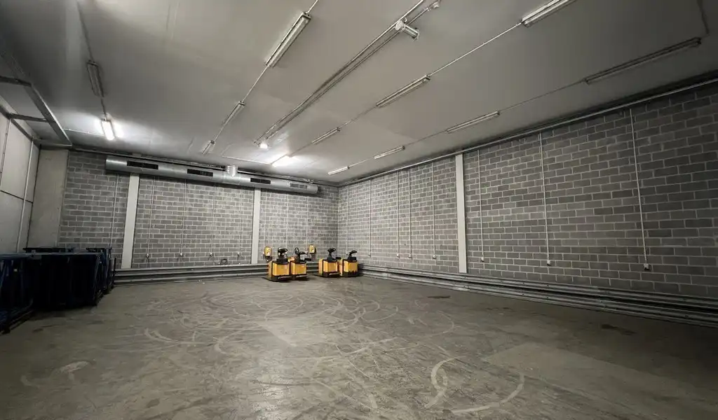 Logistieke loodsen met laadkades vlakbij R42 in Sint-Niklaas foto 11