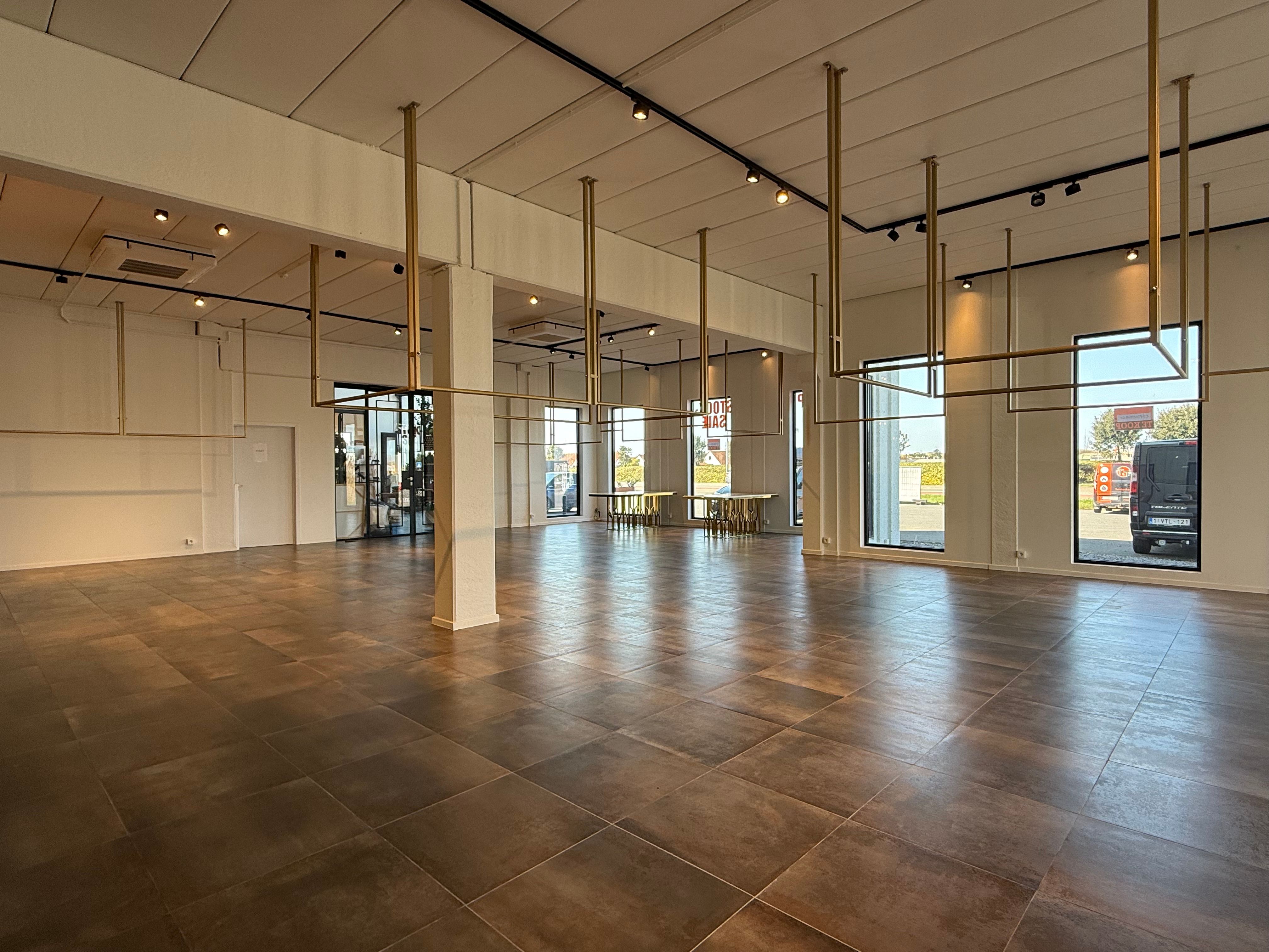 Instapklaar handelspand 428m² met 14 staanplaatsen foto 4