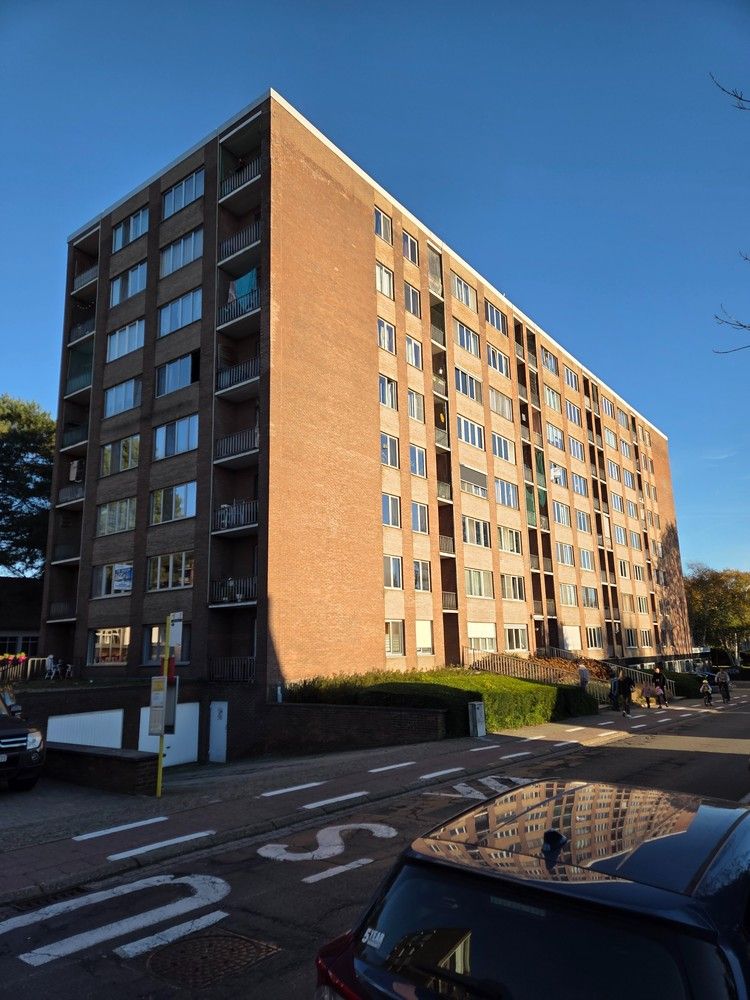 Gerenoveerd appartement met 2 slaapkamers, terras en garagebox te huur in Heverlee foto {{pictureIndex}}