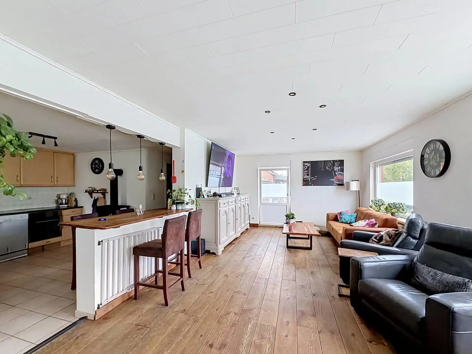 Ruime open bebouwing met 4 slaapkamers, garage en grote tuin. foto 9