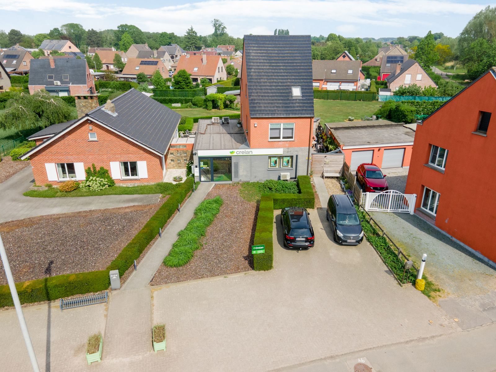 Hoofdfoto van de publicatie: Instapklare villa/bungalow met aansluitend kantoorruimte/handelsgelijkvloers op ruim perceel!