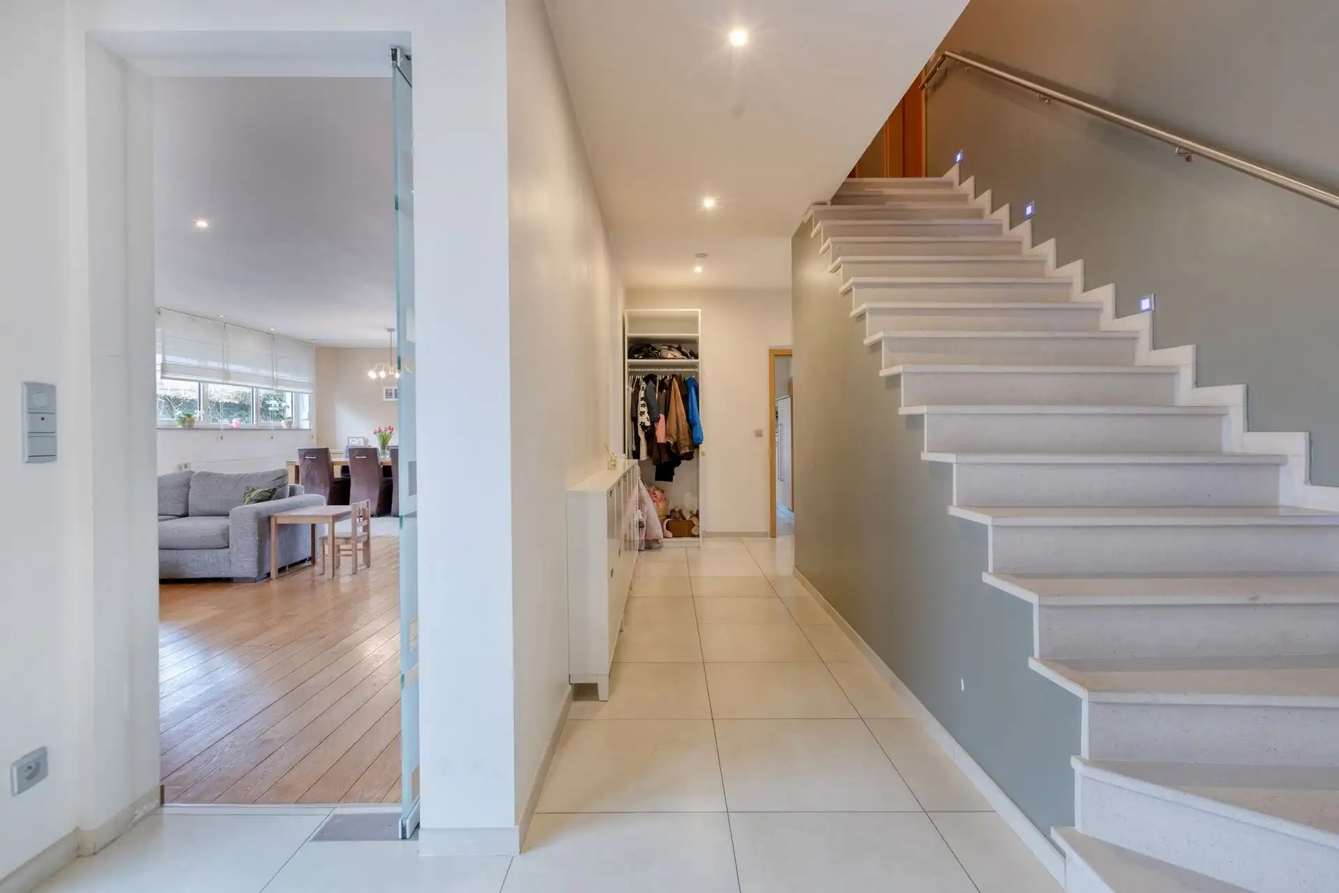 Ruime woning met maar liefst 4 slaapkamers én praktijkruimte in Maasmechelen! foto 3