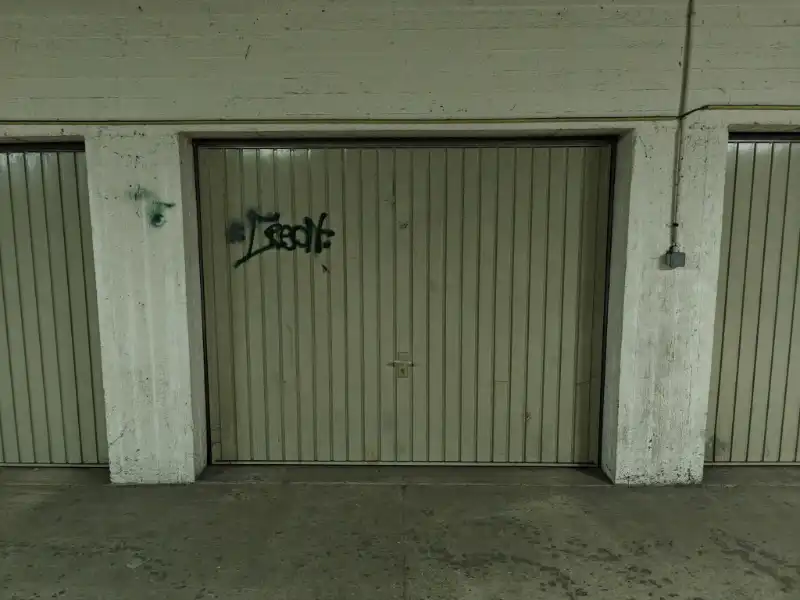 Afgesloten garagebox onder het Ijslandplein foto 2