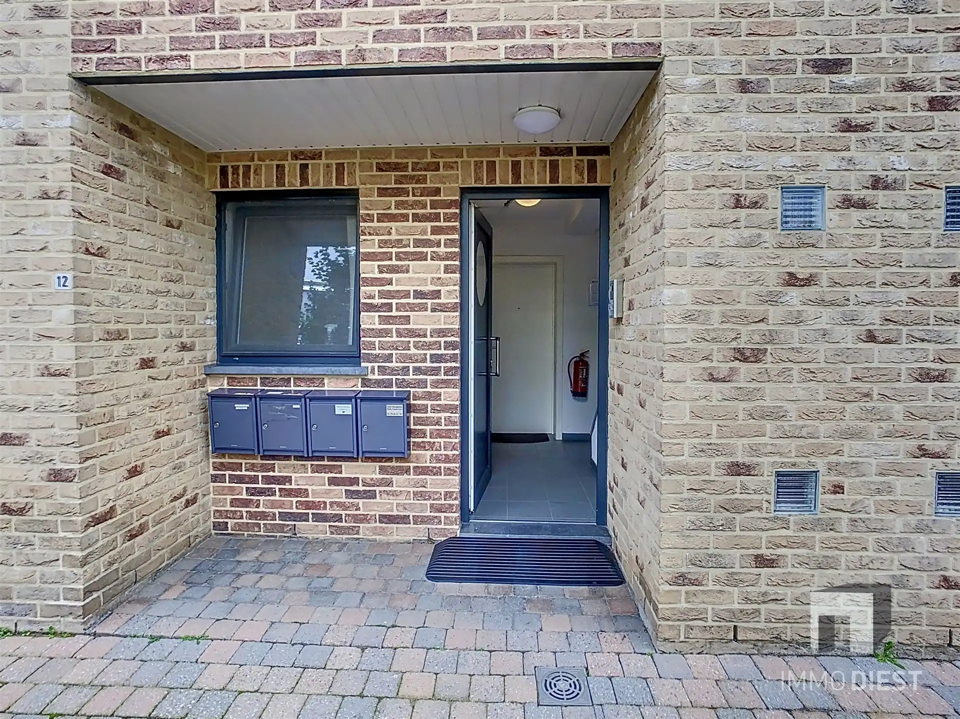 Gelijkvloers appartement met ingesloten koertje foto {{pictureIndex}}