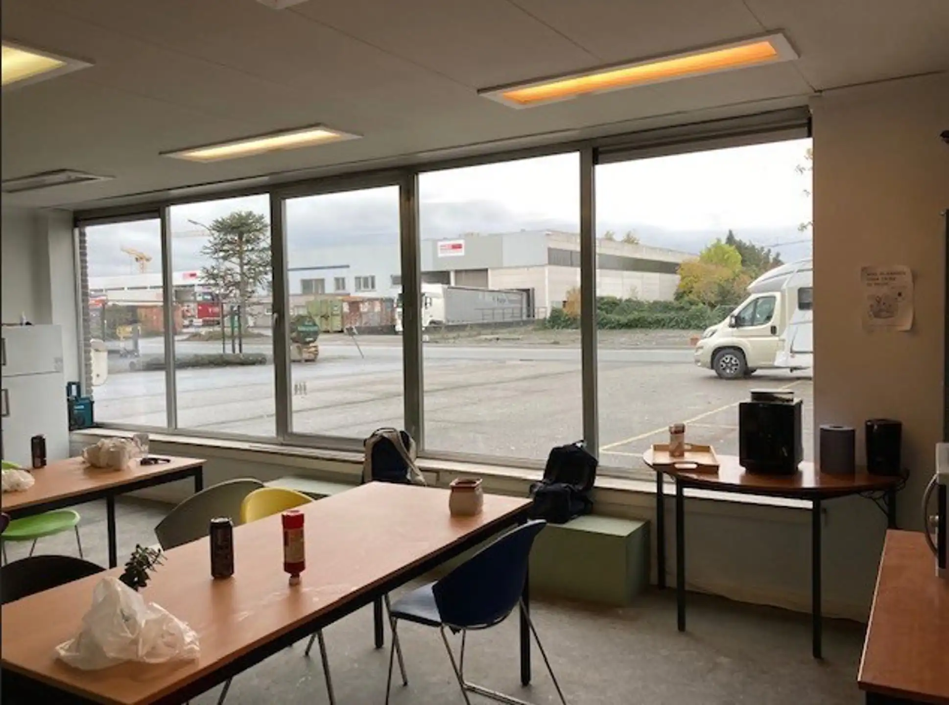 Magazijn B :  1.933m² + 2 luifels en kantoor foto 6