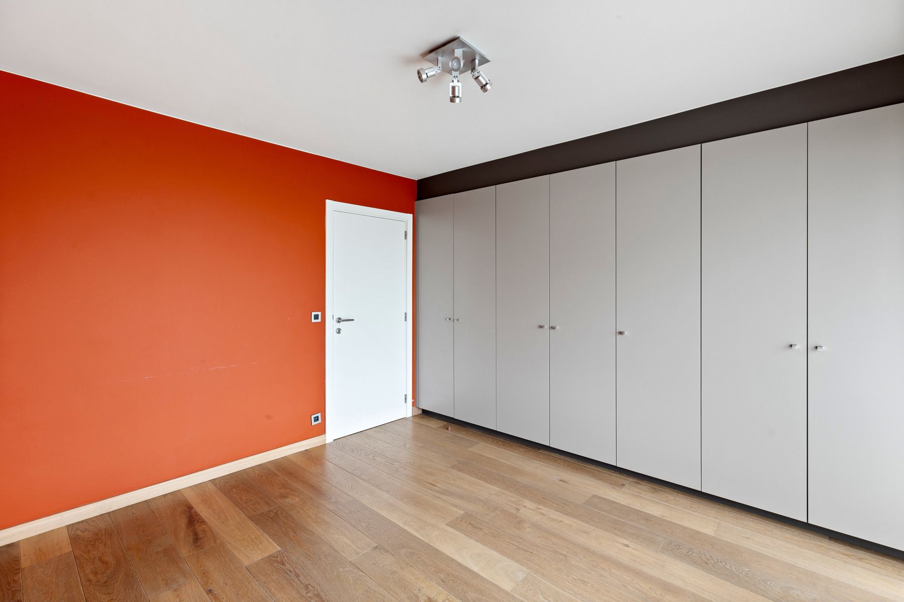 Ruim 2 slpk. zicht-appartement met garagebox foto 13