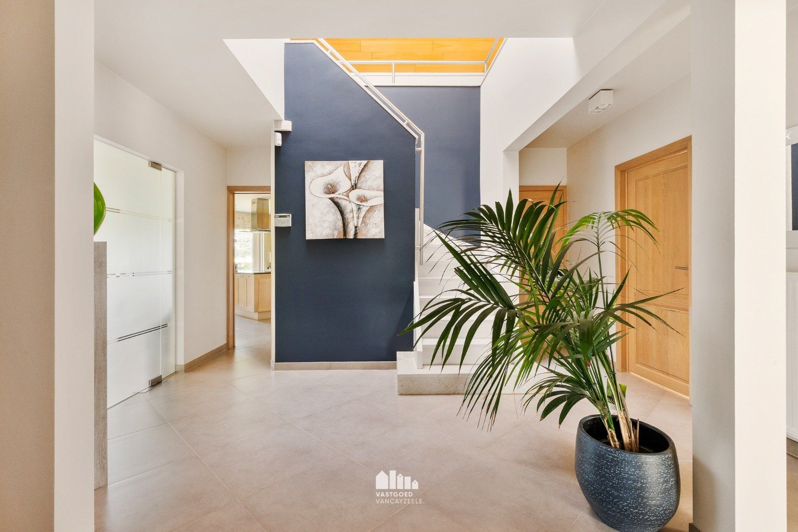 Goed onderhouden villa met grote tuin en twee garages op centrale ligging.   foto 5