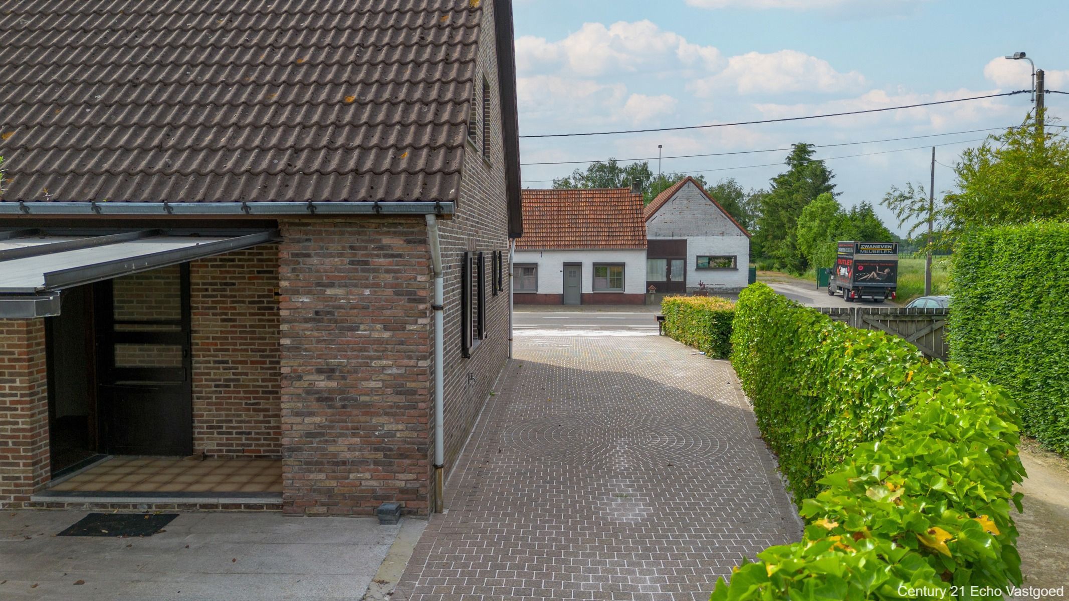 Karakterwoning met hal, garages, parking, tuin op ca 898m² foto 3