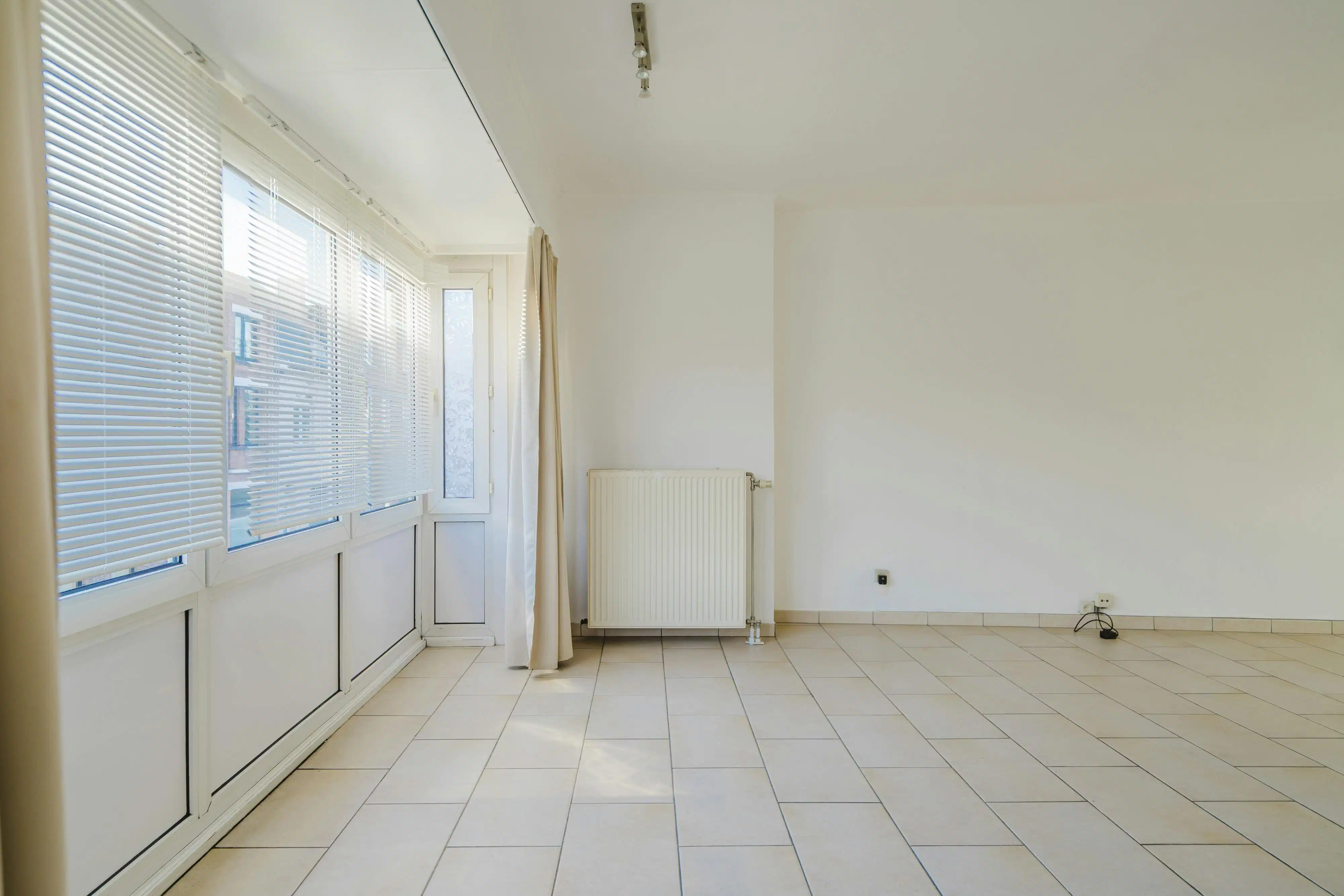 Opbrengsteigendom bestaande uit 12 garages, huis en appartement foto 6