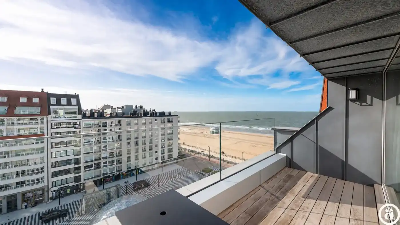 Mooie duplex-appartement met prachtige uitzichten te Zoute. foto {{pictureIndex}}