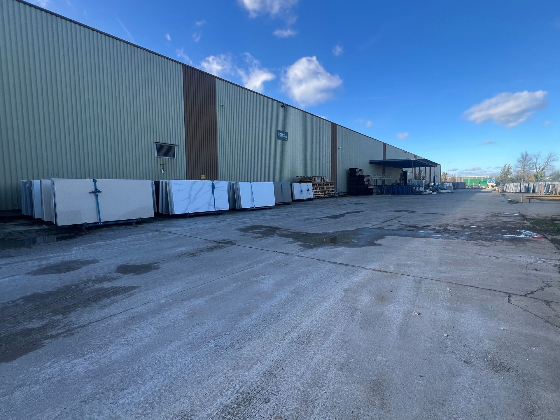 BEDRIJFSGEBOUW MET VERHARD BUITENTERREIN foto 10