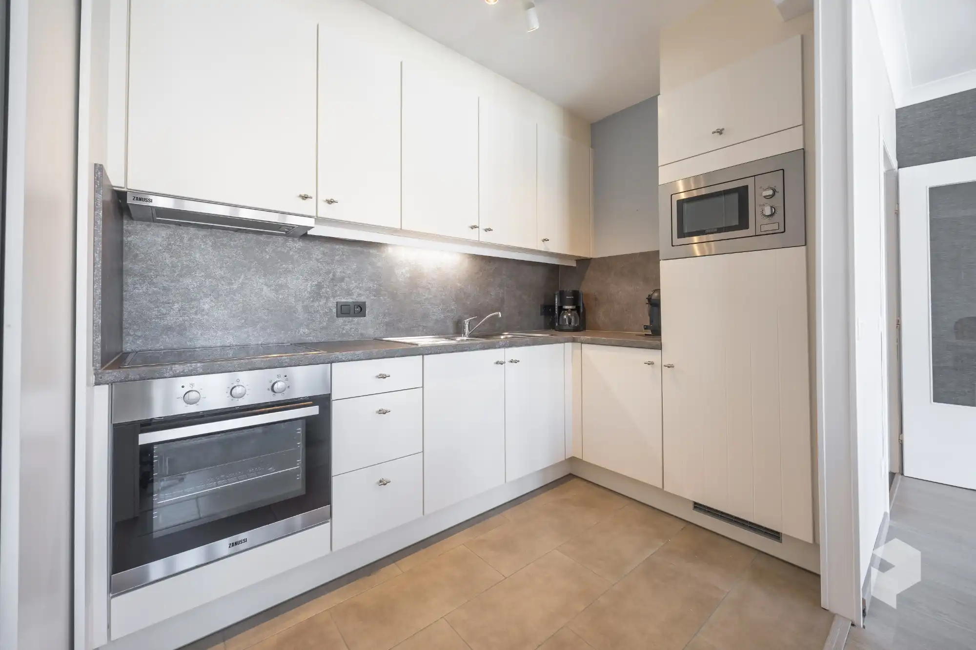 Goed gelegen ruim vernieuwd 2 slaapkamer appartement met terras en grote berging. foto 16