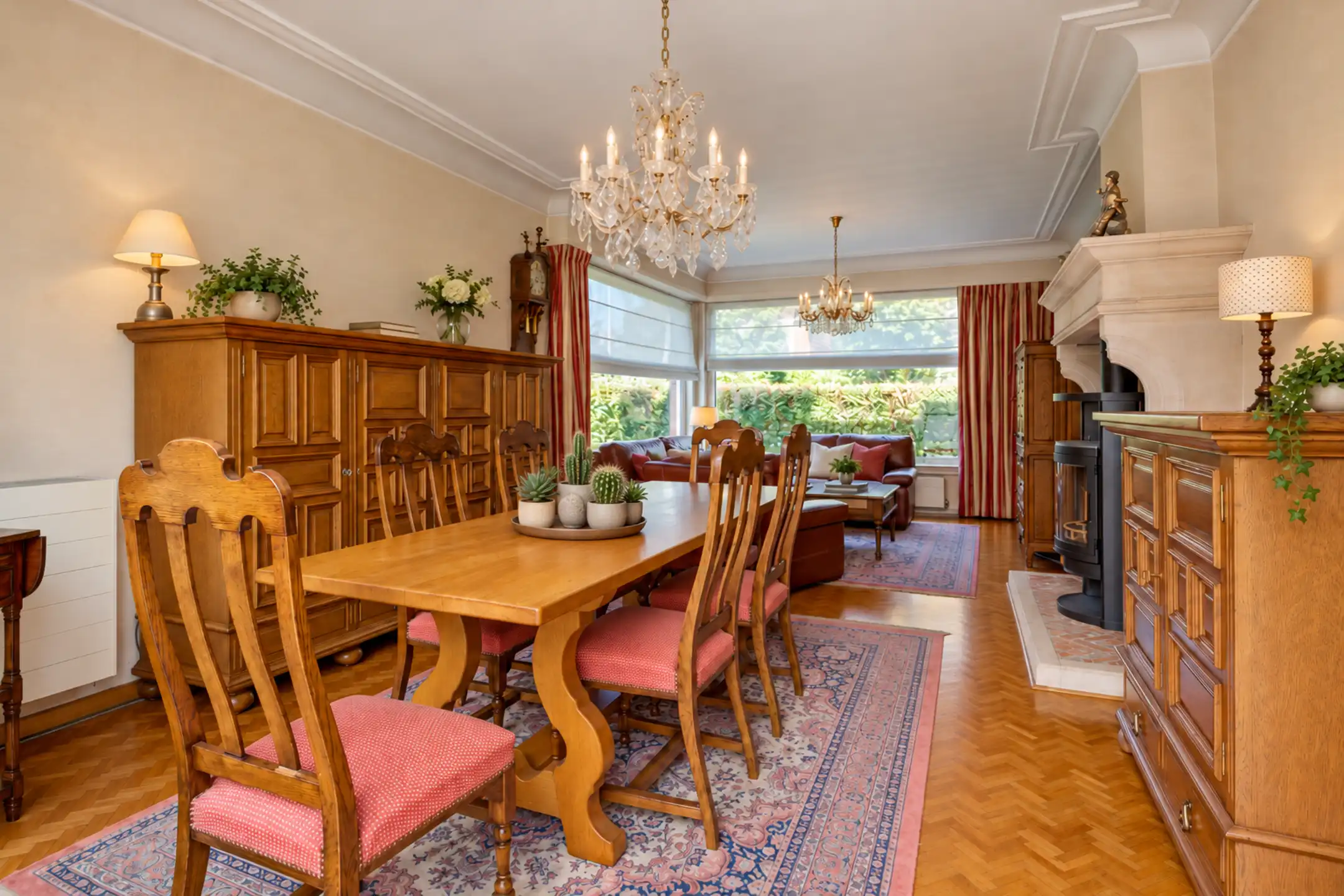 Karaktervolle vrijstaande woning met 3 slaapkamers, veranda en prachtig aangelegde tuin op toplocatie aan de Kalmthoutse Heide foto 5